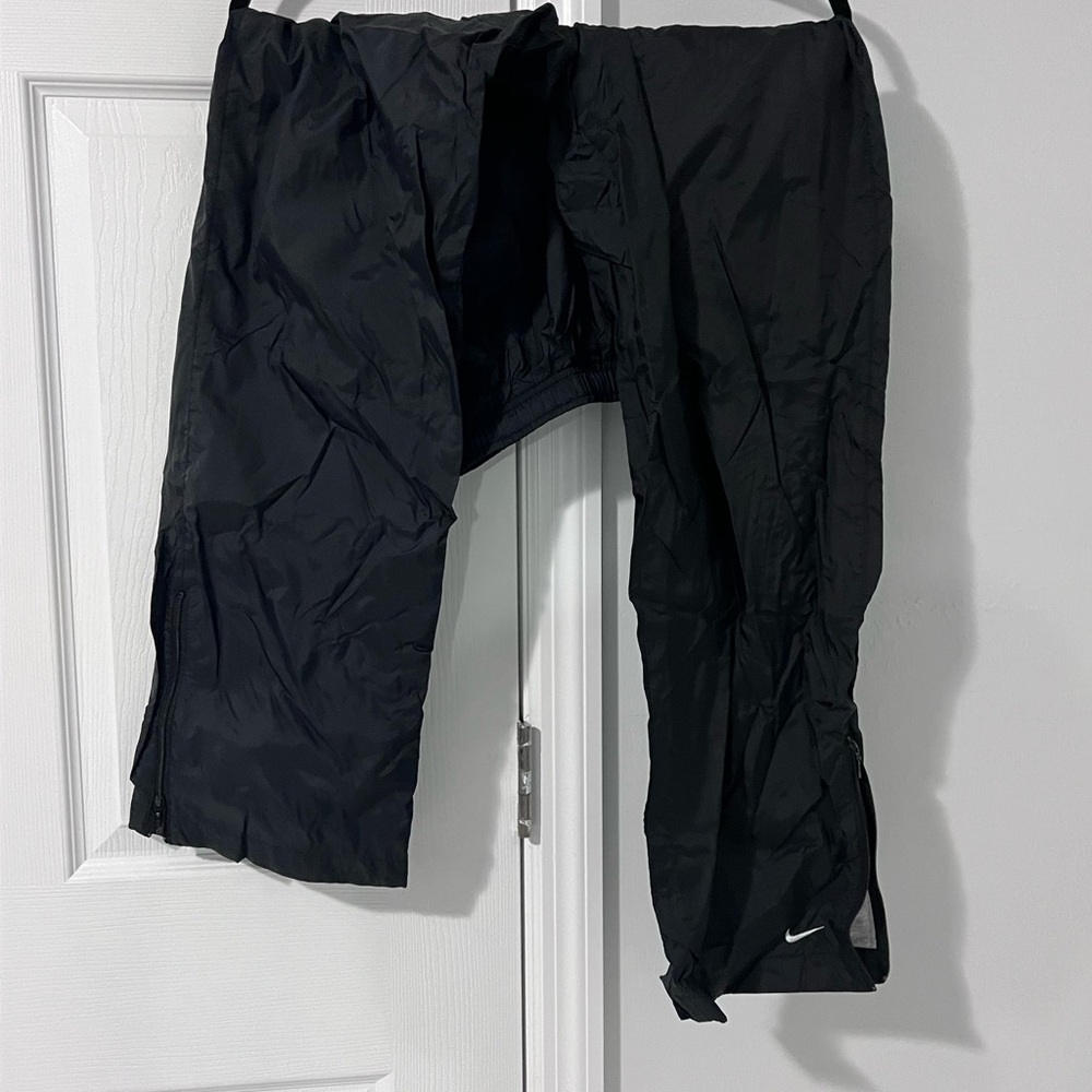 Nike windbreaker material pants, the interior is grey and warm like.